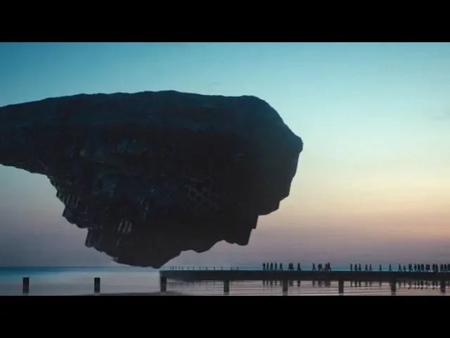 人类向外星人投降后,被关进一种漂浮的山峰,从此流落进外太空
